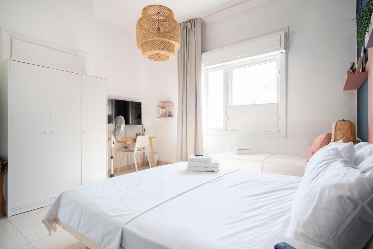 Deze driepersoonskamer heeft een gedeelde badkamer.