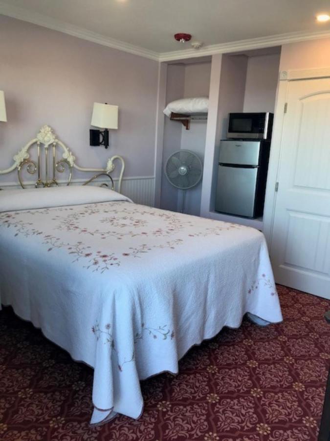 Single Queen Room