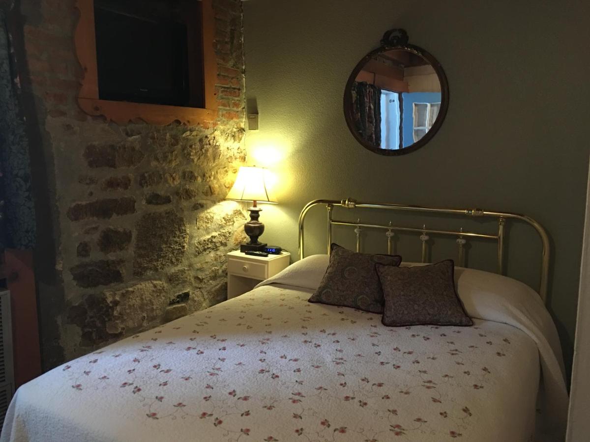 Historic Queen Room