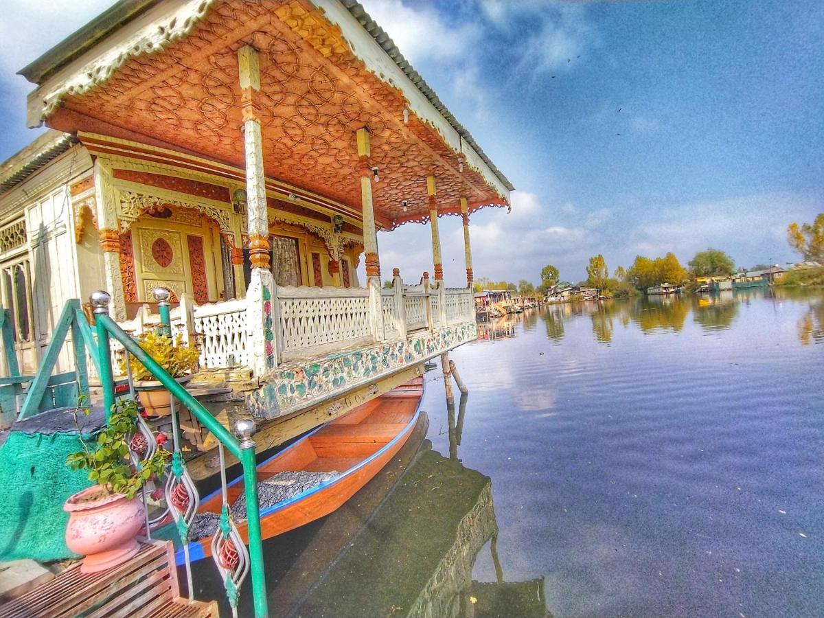 B&B Srinagar - Houseboat Raja's Palace - Bed and Breakfast Srinagar