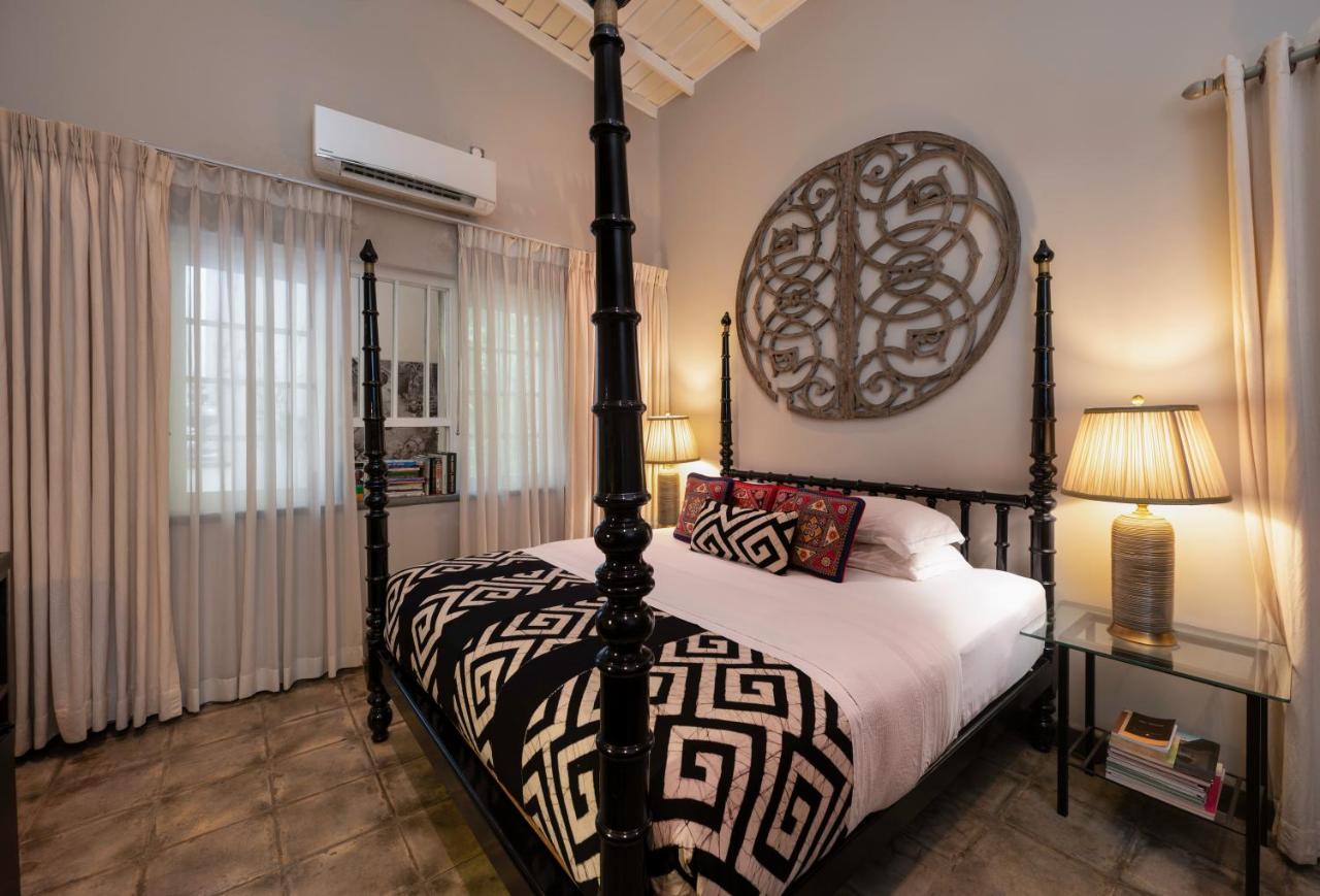 Zimmer mit Kingsize-Bett und Zugang zum Garten