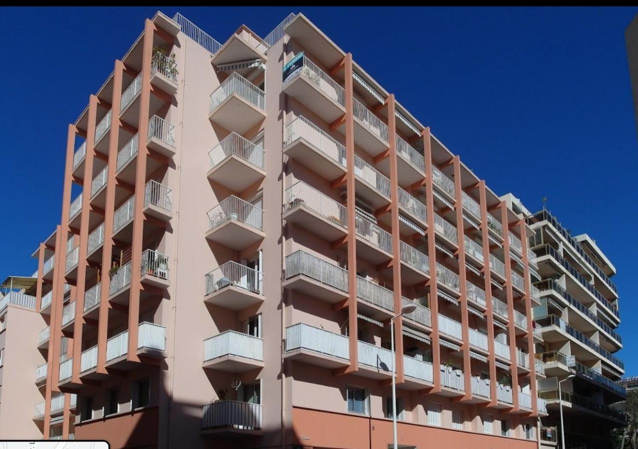 Spacious apartment in the heart of Juan les Pins ! - B&B