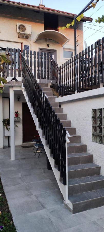 Slatka sobica za dvoje sa upotrebom zajednicke kuhinje i kupaonice - B&B