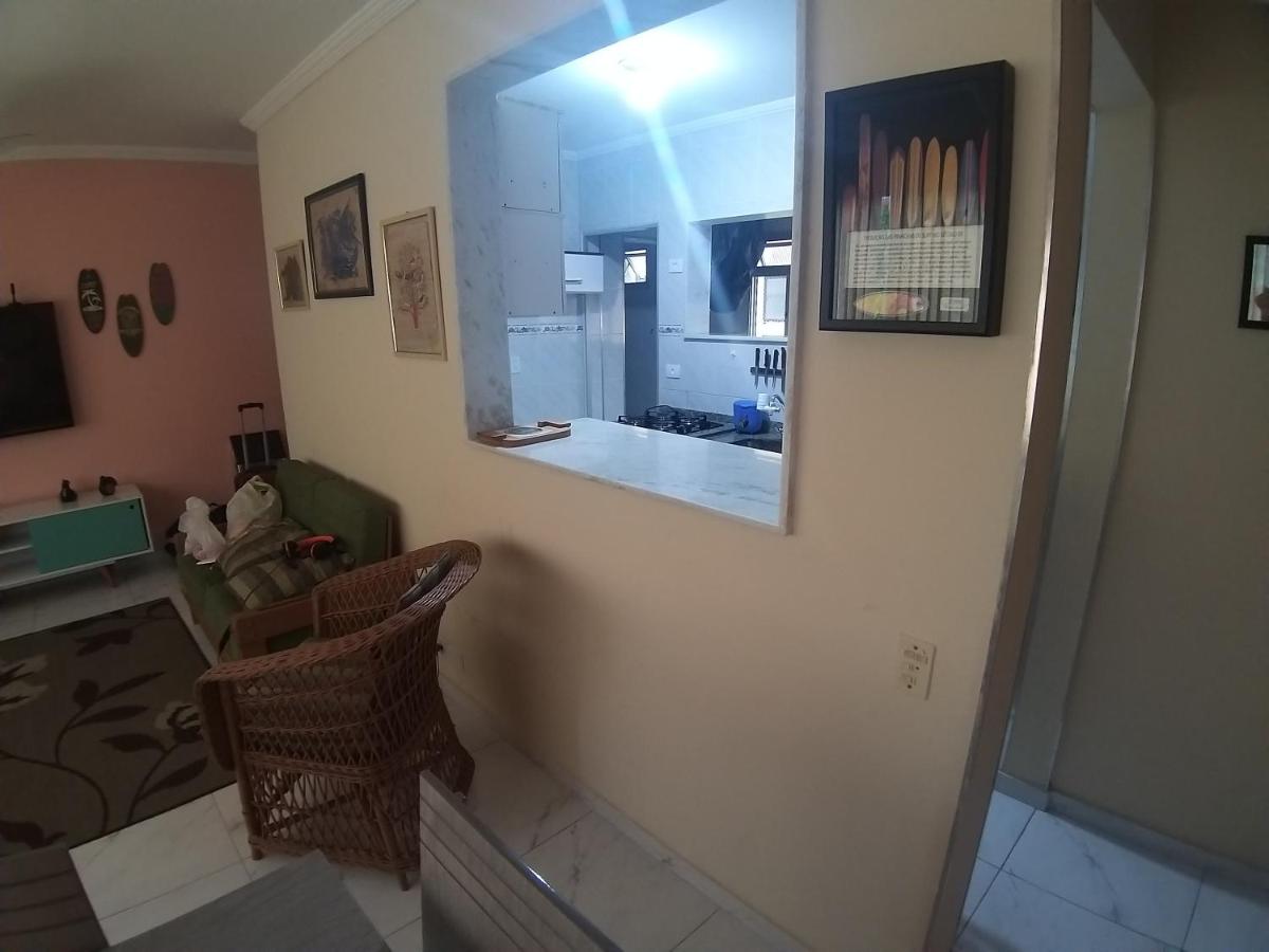 Guaruja. Excelente apartamento, localizado no melhor ponto da Enseada, a 200 m da praia. Possui restaurantes, mini shoppings e boulevard próximosar,  ambém a supermercados, farmácias e ao aquário do Guarujá. - Chambres d'hôtes Guarujá