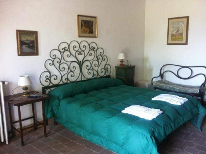 Habitación con cama extragrande y vistas al jardín 