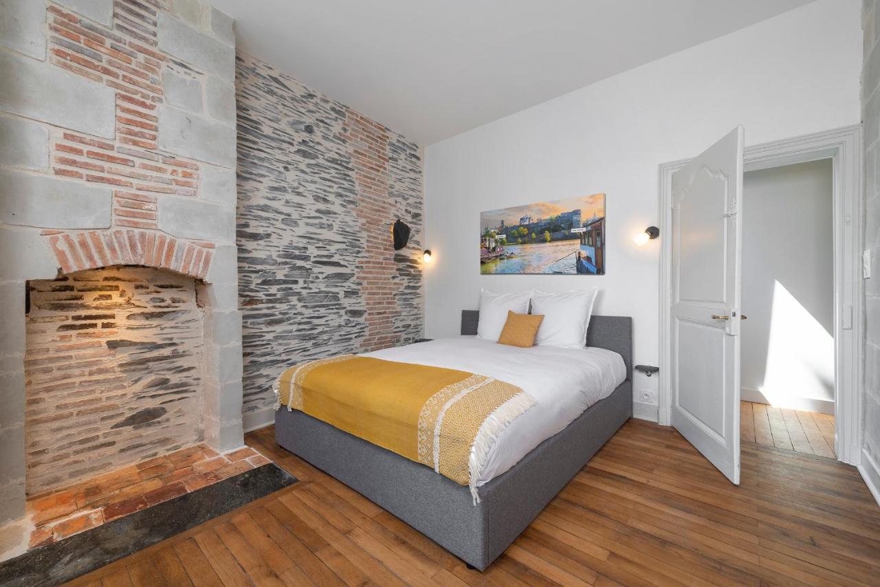 Deluxe One-Bedroom Apartment