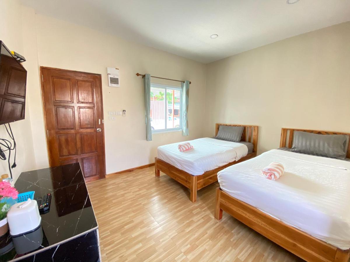 Tweepersoonskamer met 2 Aparte Bedden en Eigen Badkamer