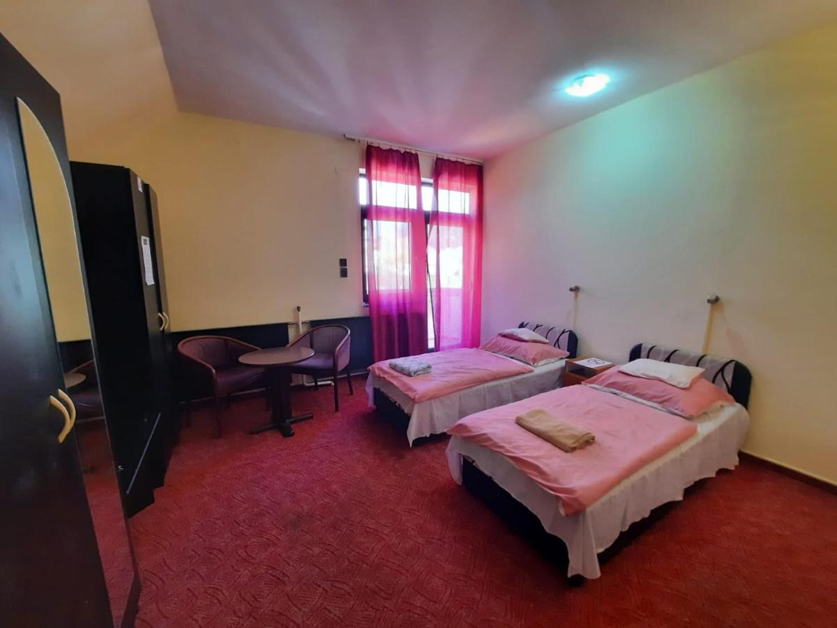 Zweibettzimmer mit Balkon