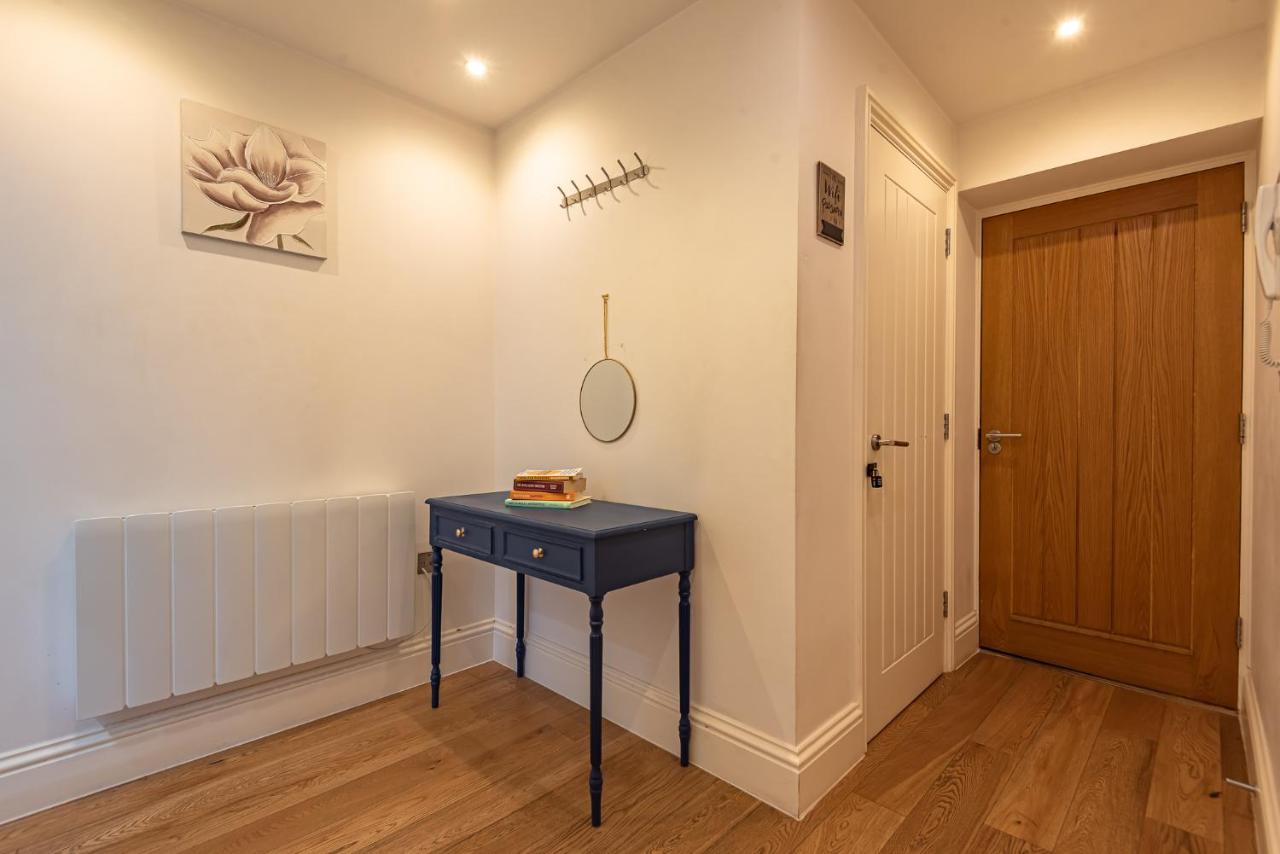 Cosy & Bright 2 Bedroom Apartment in Newbury Town Centre - SLEEPS 7 - Ferienwohnung Newbury