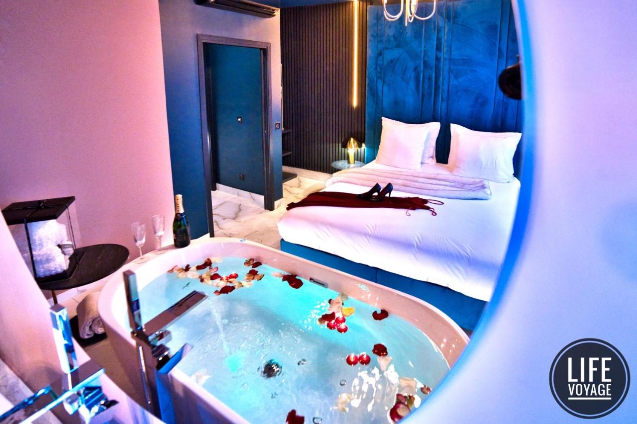Suite Deluxe - Private Sauna & Whirpool Bath with Balcony