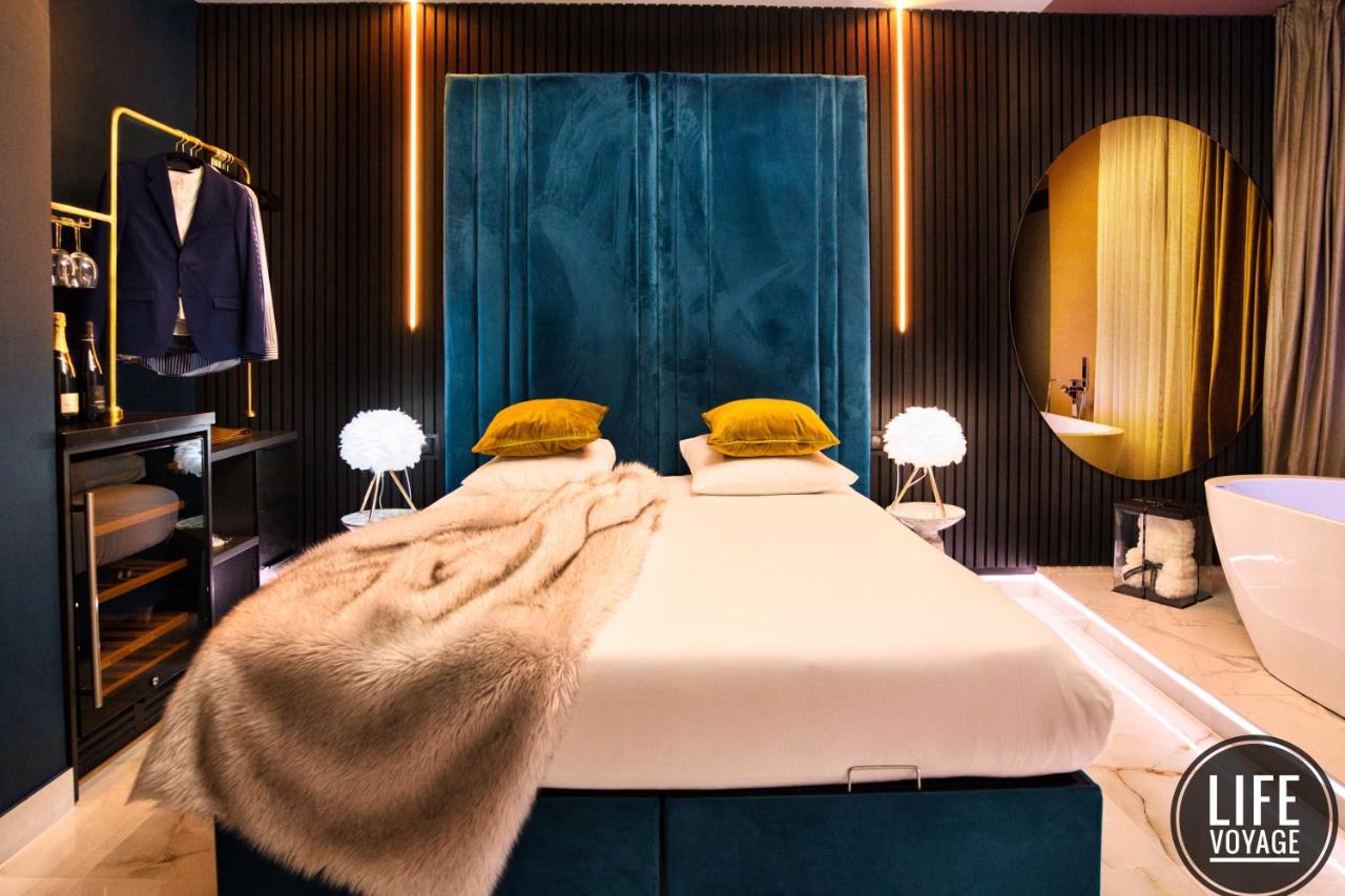 Suite Deluxe - Sauna et Baignoire d'Hydromassage Privés