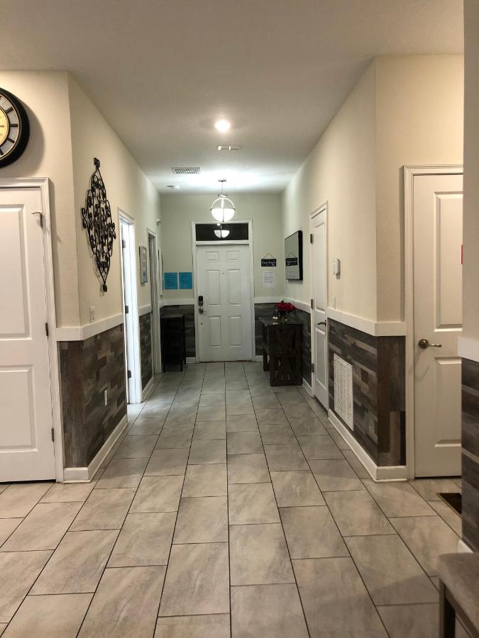 8 bedrooms, 5 bathrooms. Theater Room + Pool/Spa + WiFi - B&B Davenport
