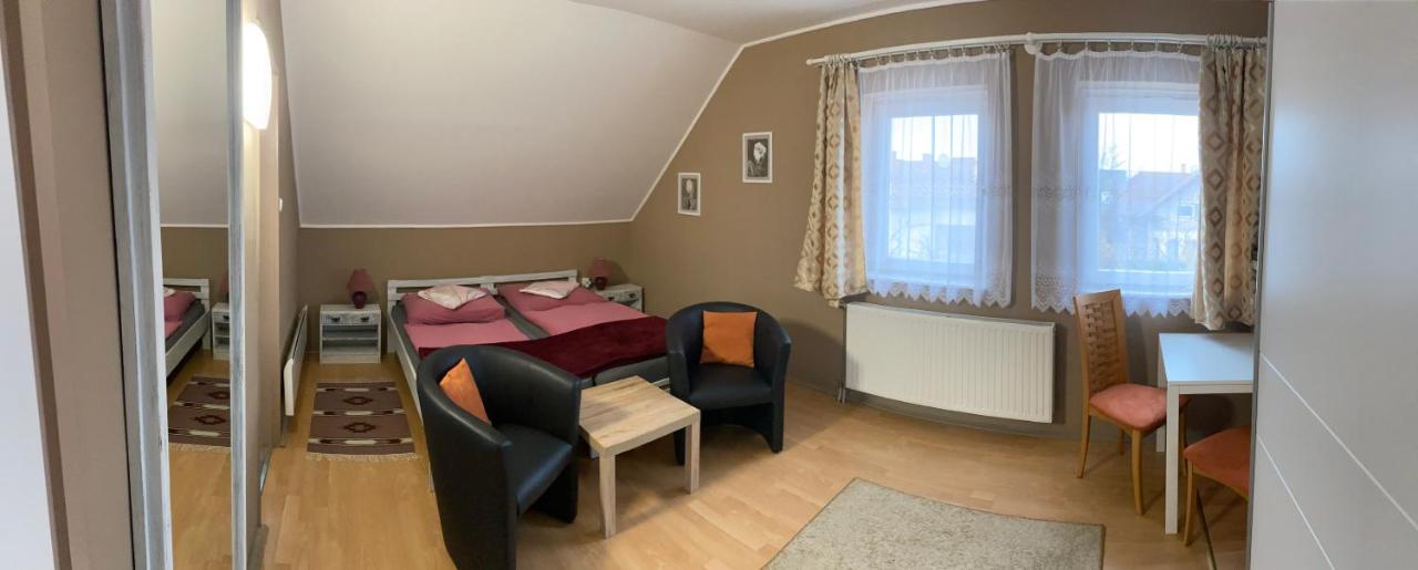 Camera Matrimoniale con Letto Supplementare