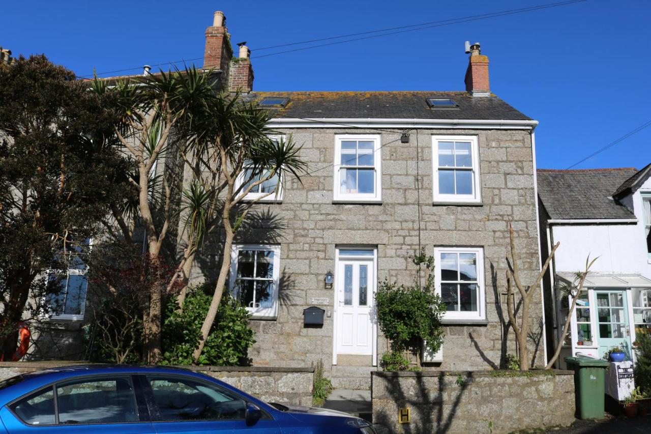 B&B Penzance - Large cottage, 3 beds all en-suite, small village location overlooking Mousehole - Bed and Breakfast Penzance