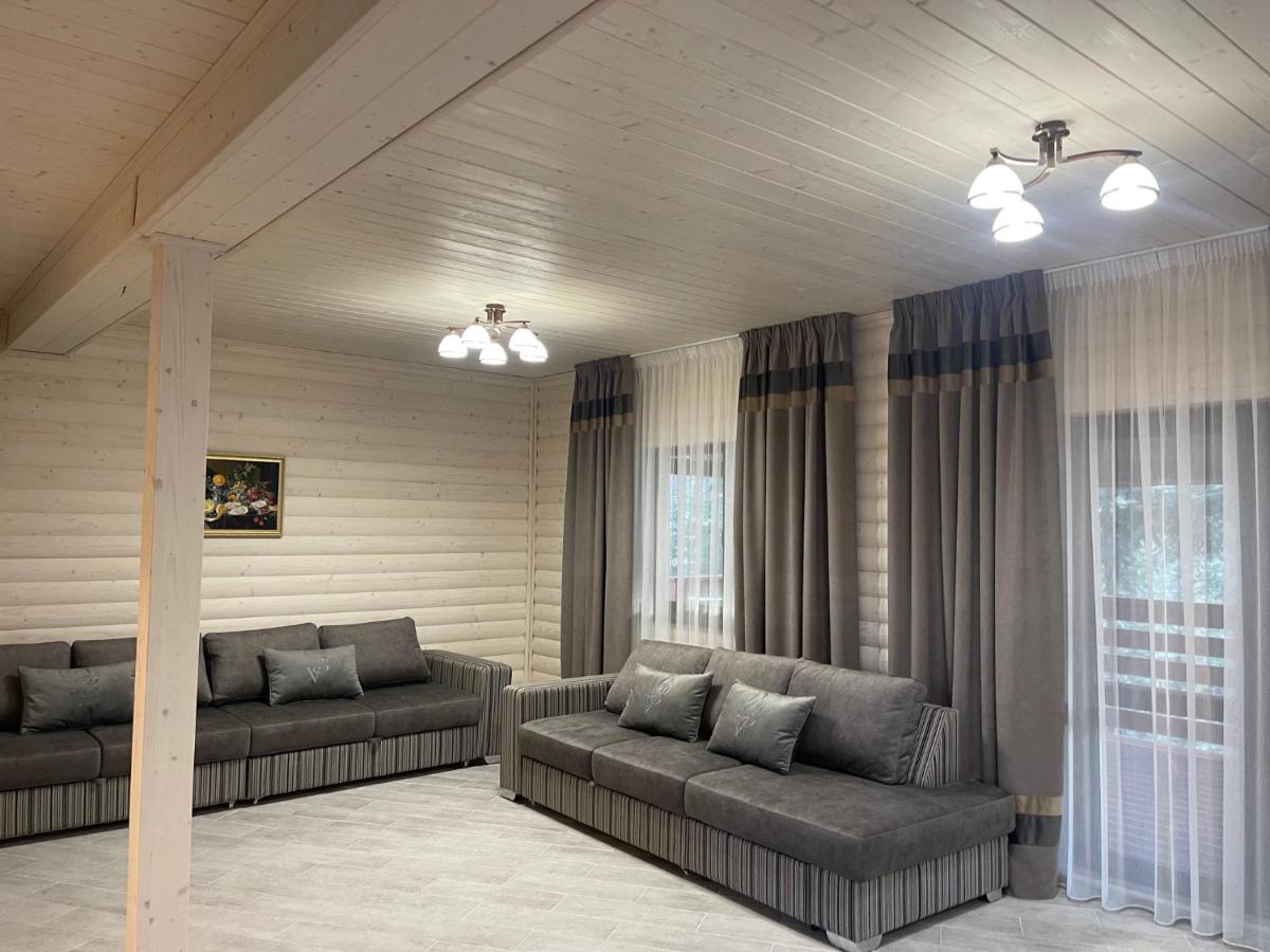 Villa Затишна de luxe - Bed and Breakfast Mykulychyn