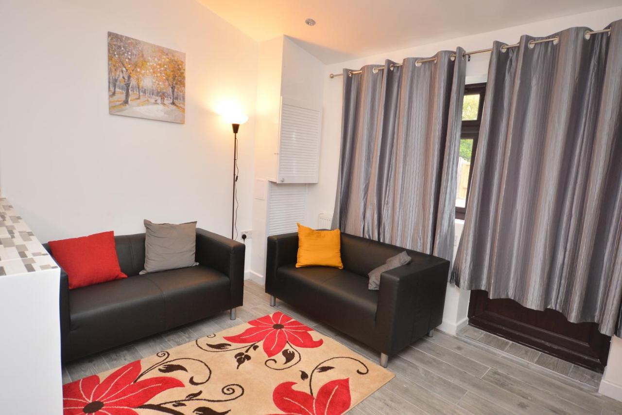 Newly refurbished 3 bedroom house London - B&B Woolwich