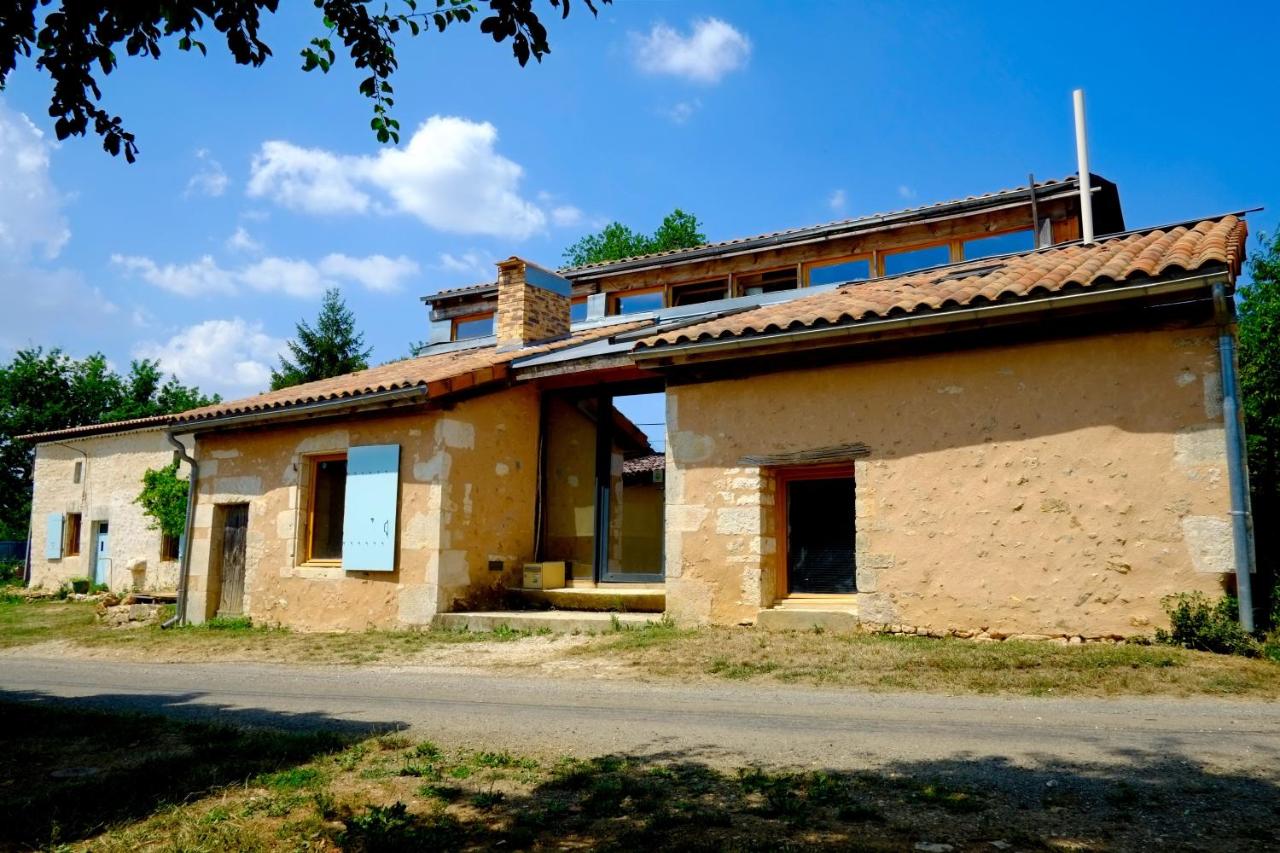 B&B Cellefrouin - La Maison des Forges, ancienne grange charentaise transformée en habitation atypique en lisière de forêt pour 15 personnes - Bed and Breakfast Cellefrouin