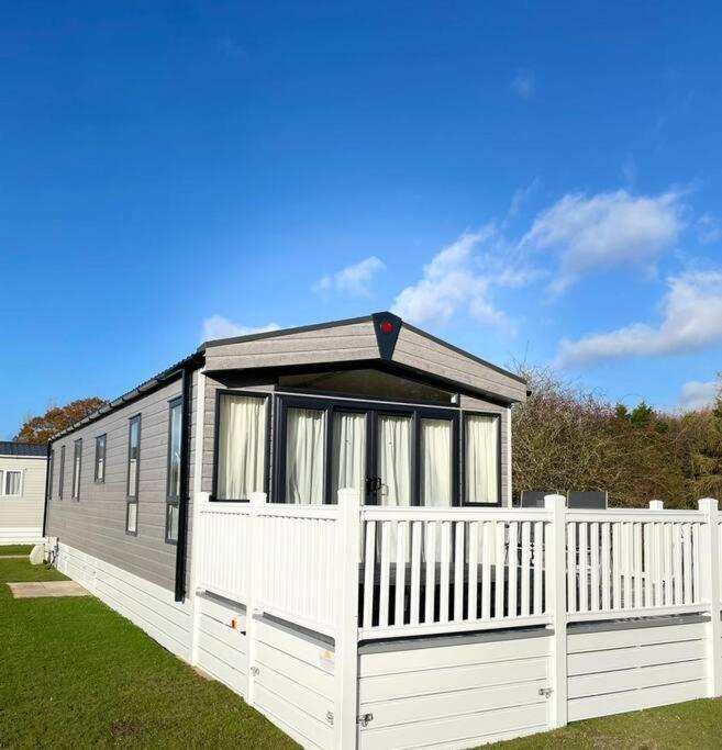 Woods Lodge with Hot Tub - Chambres d’hôtes