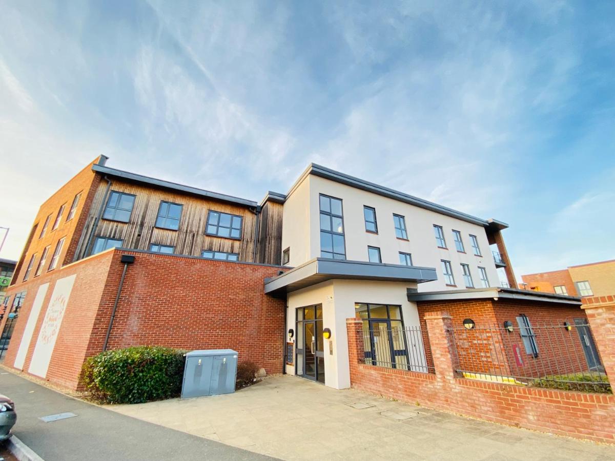 Oakgrove Apartment - 2 Bedroom with Terrance and private parking - Ferienwohnung