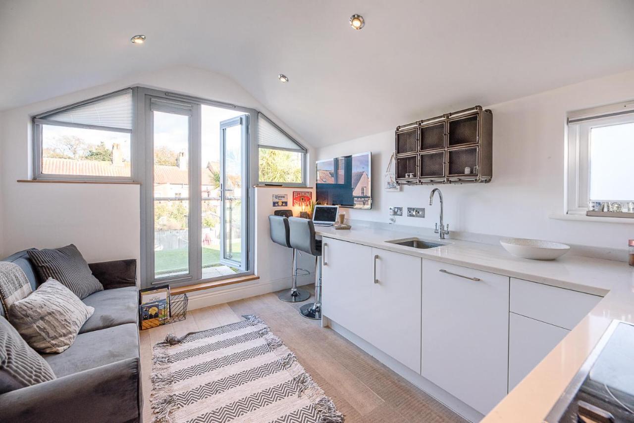 Papillon, Southwold - A Modern Flat with Balcony - B&B