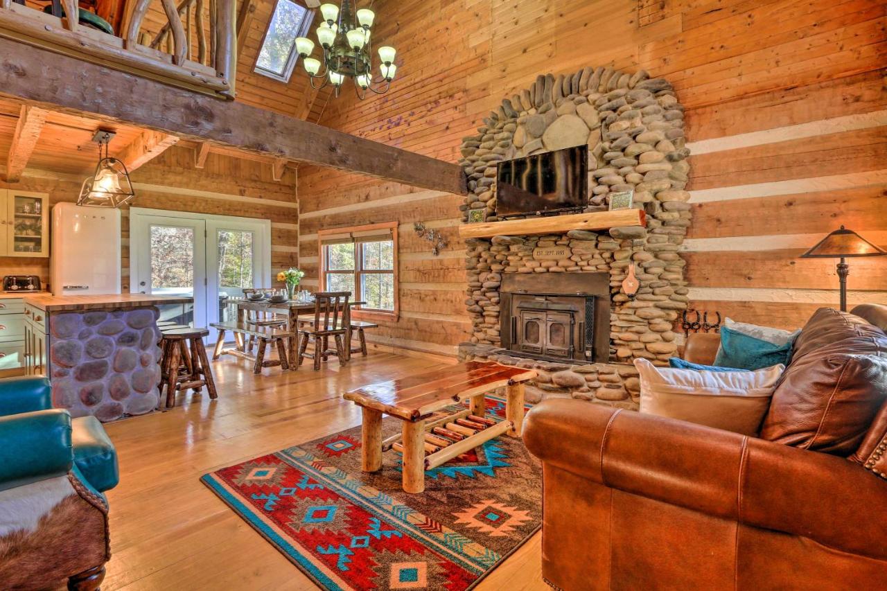 Luxe Dog-Friendly Cabin with Hot Tub and Game Room - B&B