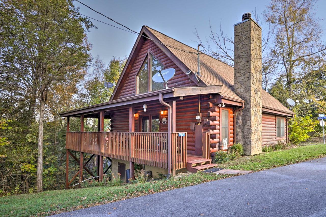 B&B Sevierville - Sevierville Cabin with Lake Access and Private Hot Tub - Bed and Breakfast Sevierville