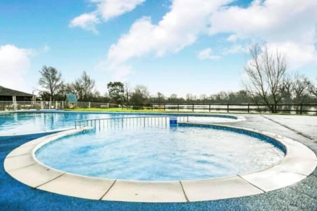 Burford, Hot Tub Lodge - Bed and Breakfast