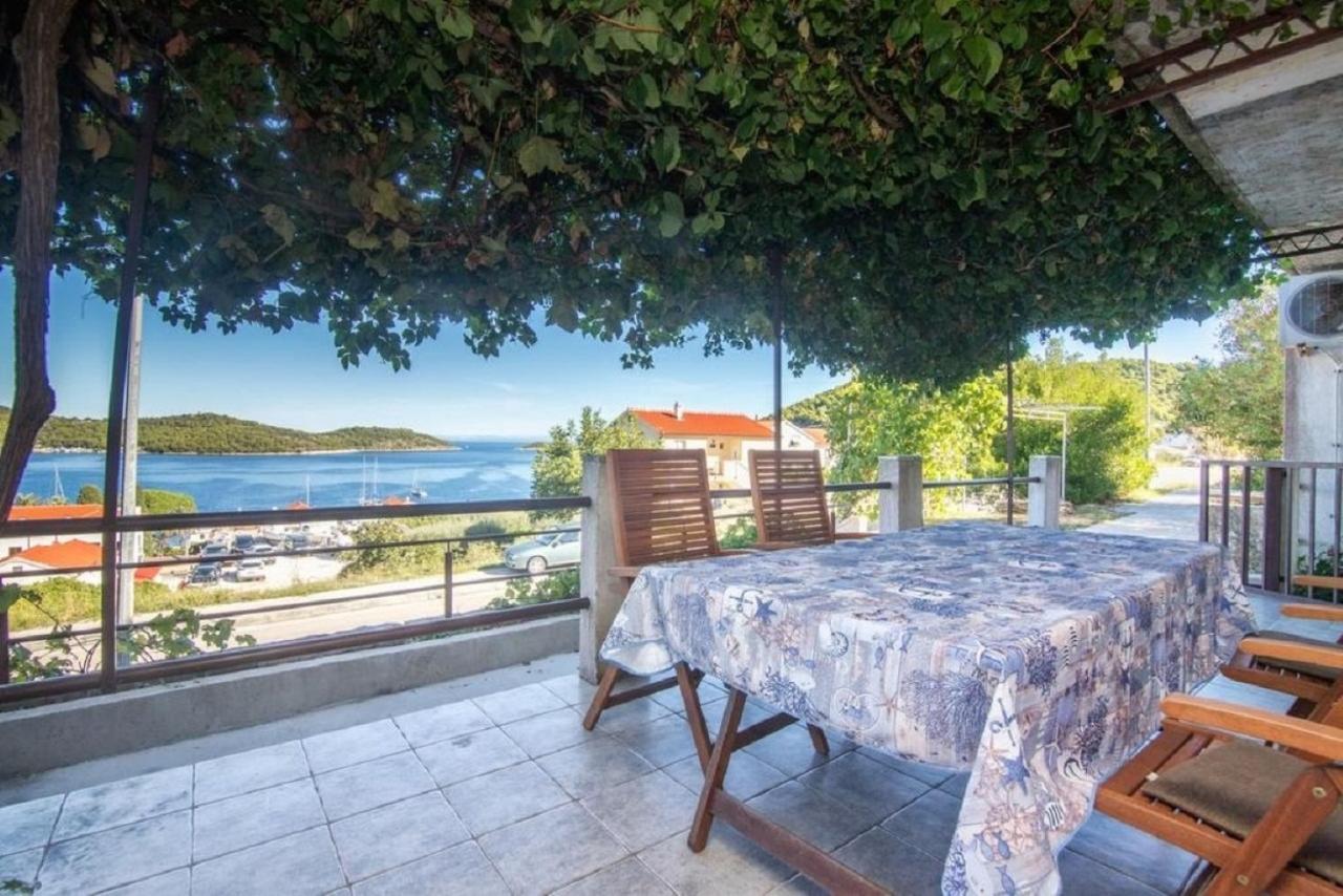 B&B Vis - Apartments Jakša - close to the sea & free parking - Bed and Breakfast Vis