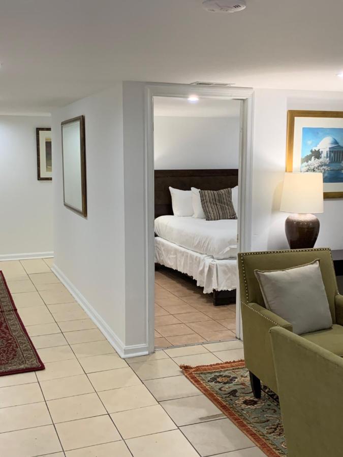 Renovated English Basement 2bdrm Home near METRO - B&B Washington