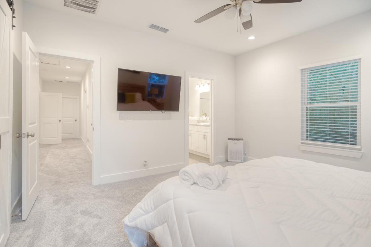 Jax Beach Hot Tub Retreat - Private Backyard - Fire Pit - Sleeps 8 - 5 Min to Beach - B&B Jacksonville Beach