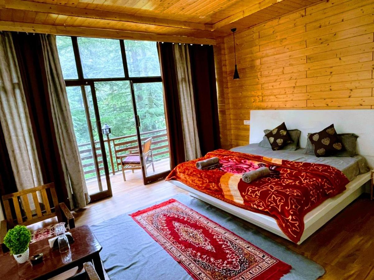 Habitación con cama extragrande y balcón