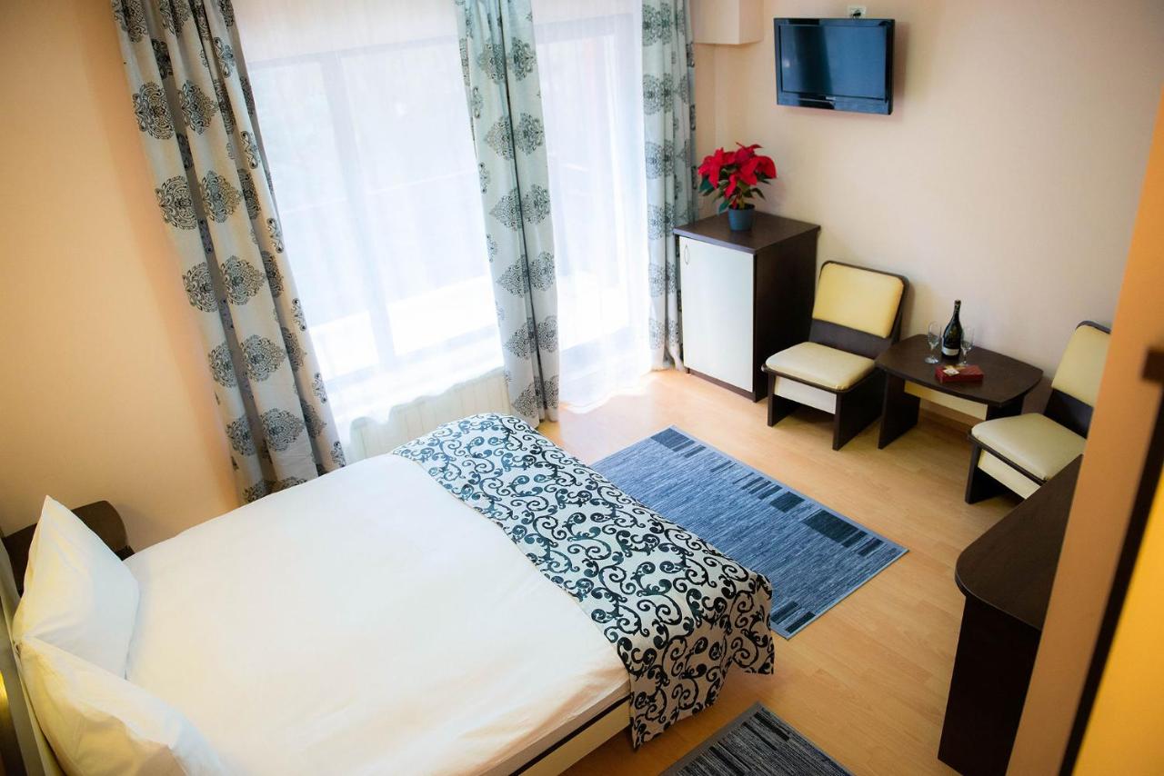 Zimmer mit Queensize-Bett und Balkon