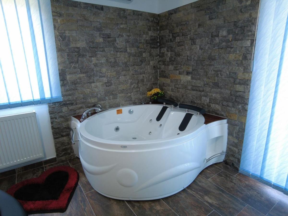Doppelzimmer mit Whirlpool-Badewanne