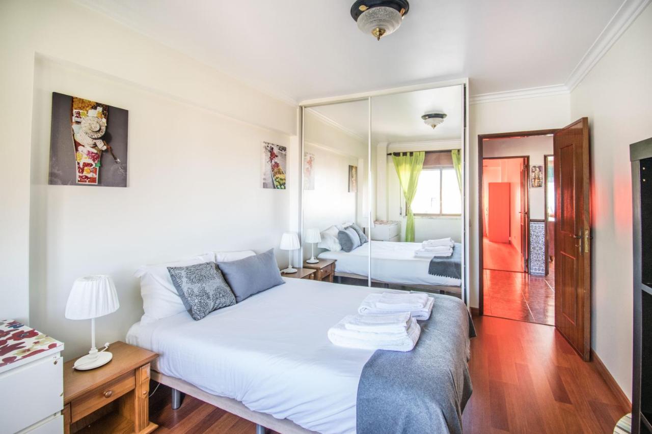 Enjoy Lisbon Cascais Sintra 1200 metres to metro blue line Sintra Rail line Free Parking - Chambres d'hôtes Amadora
