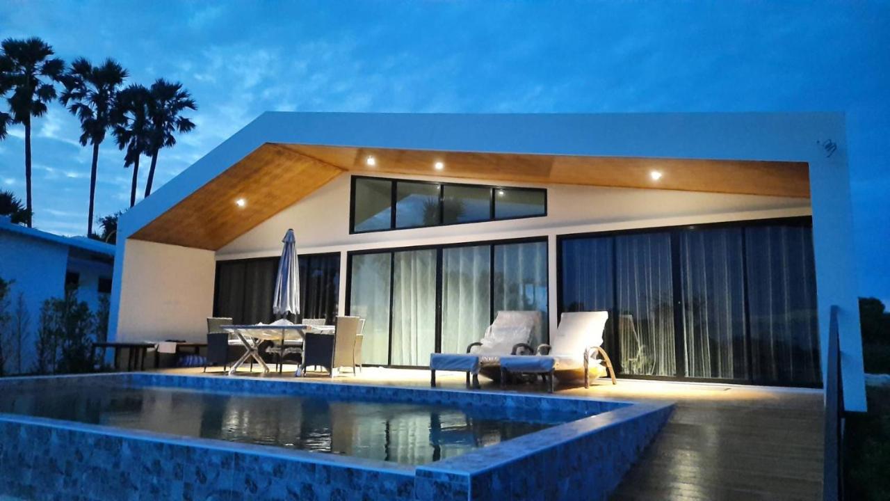 Lom Lay Beach Front Pool Villa Chaam, Huahin - B&B