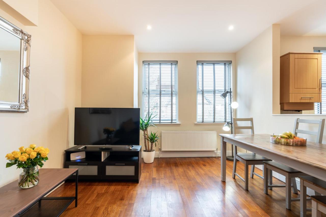 B&B Enfield Town - Luxury 2BDR duplex apt, N London, 2 floors - Bed and Breakfast Enfield Town