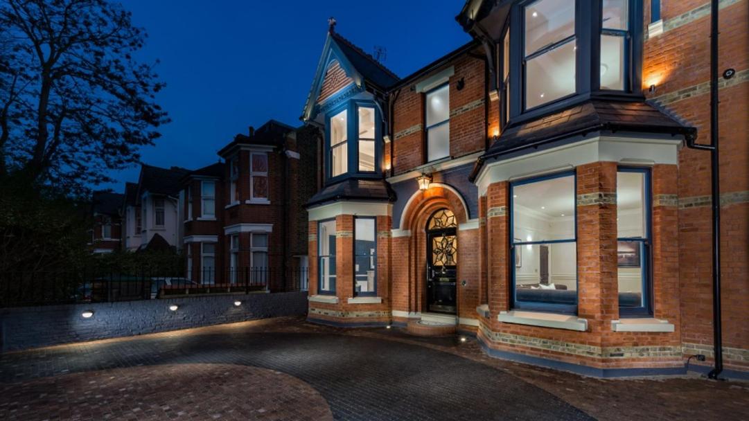 B&B Ealing - Dream House London with gym, cinema and housekeeper - Bed and Breakfast Ealing