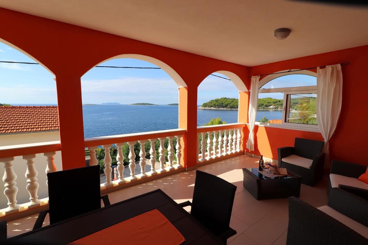 Three bedroom Apartment with Terrace and Sea View