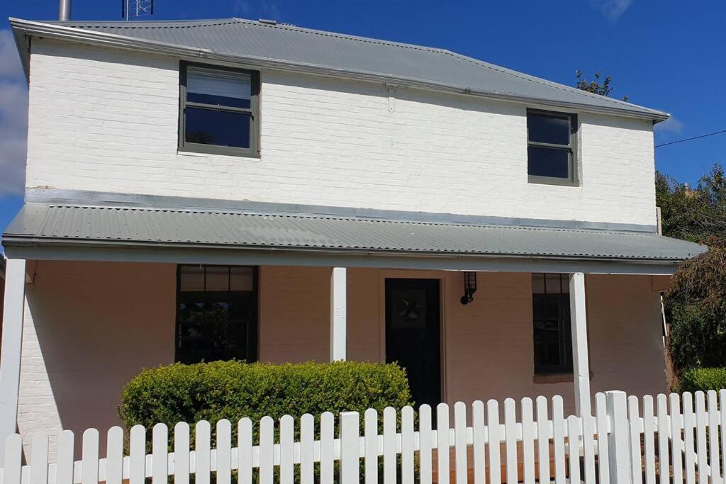 B&B Mudgee - Samuels Cottage C1860 - In the heart of Mudgee - Bed and Breakfast Mudgee