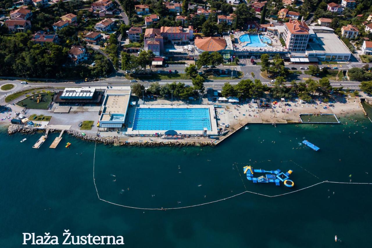 Apartma Žusterna za bazenom - Chambres d’hôtes