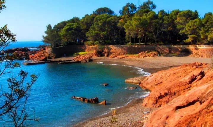 10 à 12 pers FAMILLE Amateurs randonnée Boulouris Panorama Saint Raphael Tennis Piscine partagé - B&B