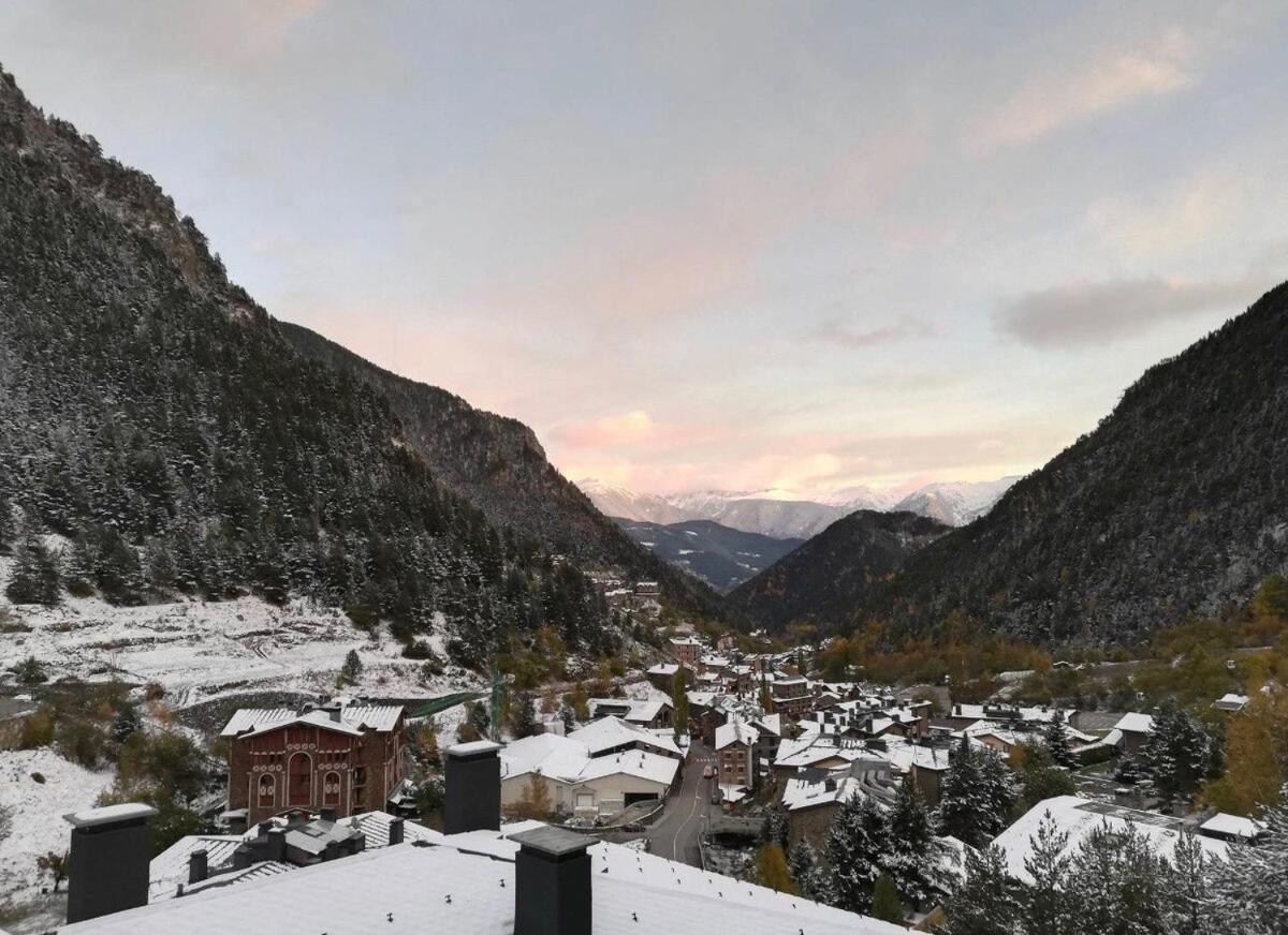 Barthe Holidays I Apartamento moderno en Arinsal 4PAX a pie de pistas, balcón con vistas y parking I Bosque - B&B Arinsal