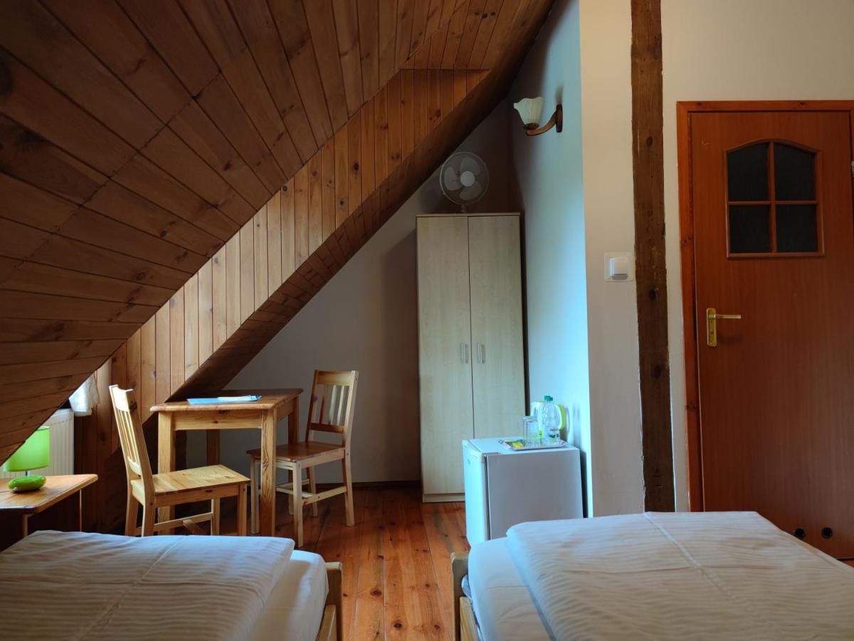 Kleine Tweepersoonskamer met 2 Aparte Bedden