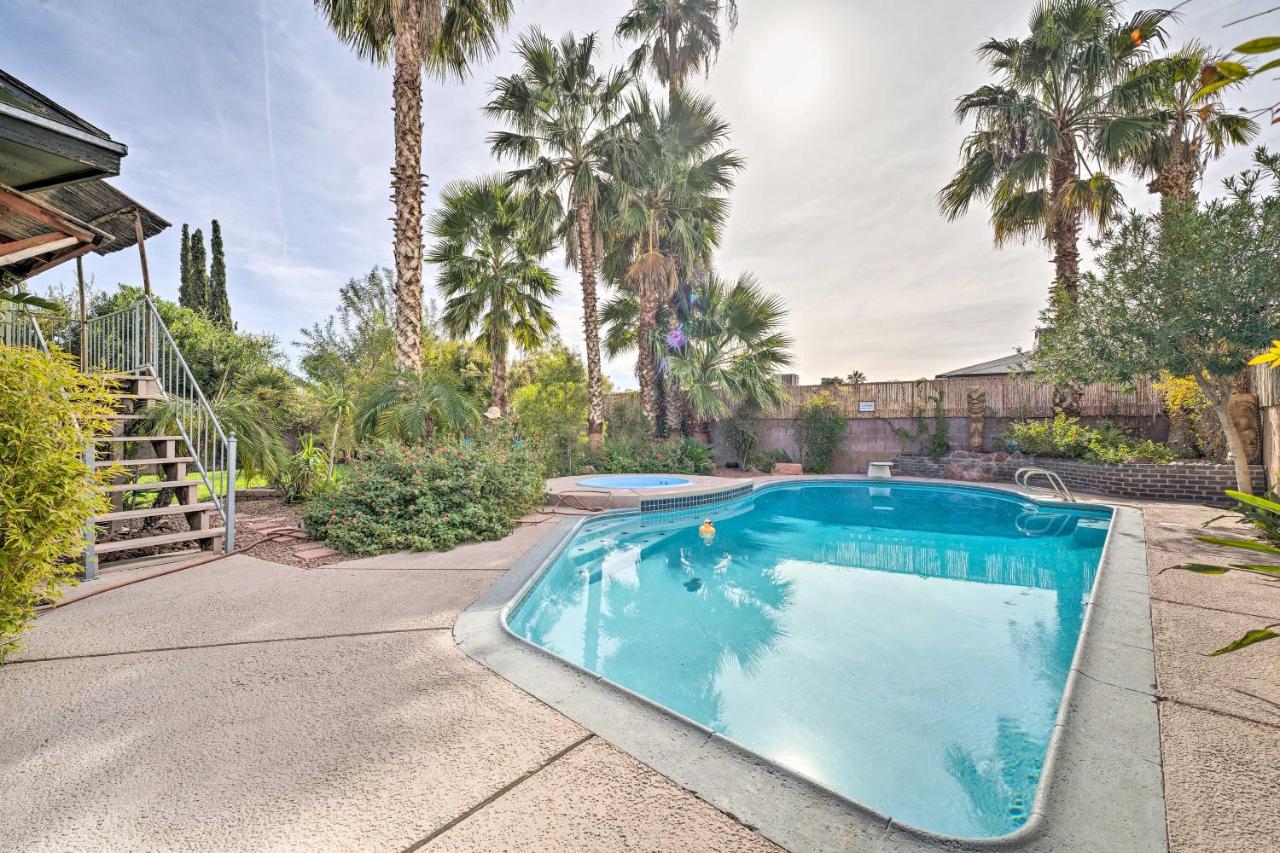 B&B Las Vegas - Vegas Oasis Home with Pool and Spa 7 Miles to Strip - Bed and Breakfast Las Vegas