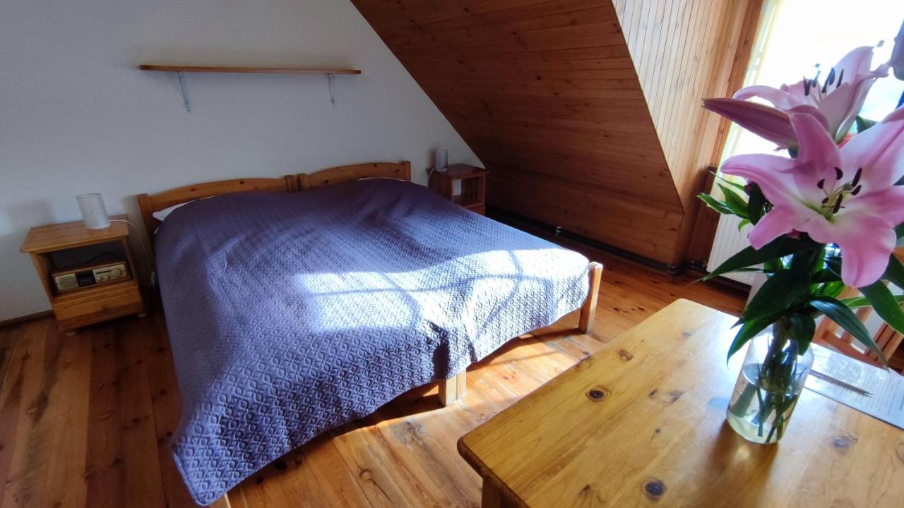 Tweepersoonskamer met 2 Aparte Bedden en Uitzicht op het Meer