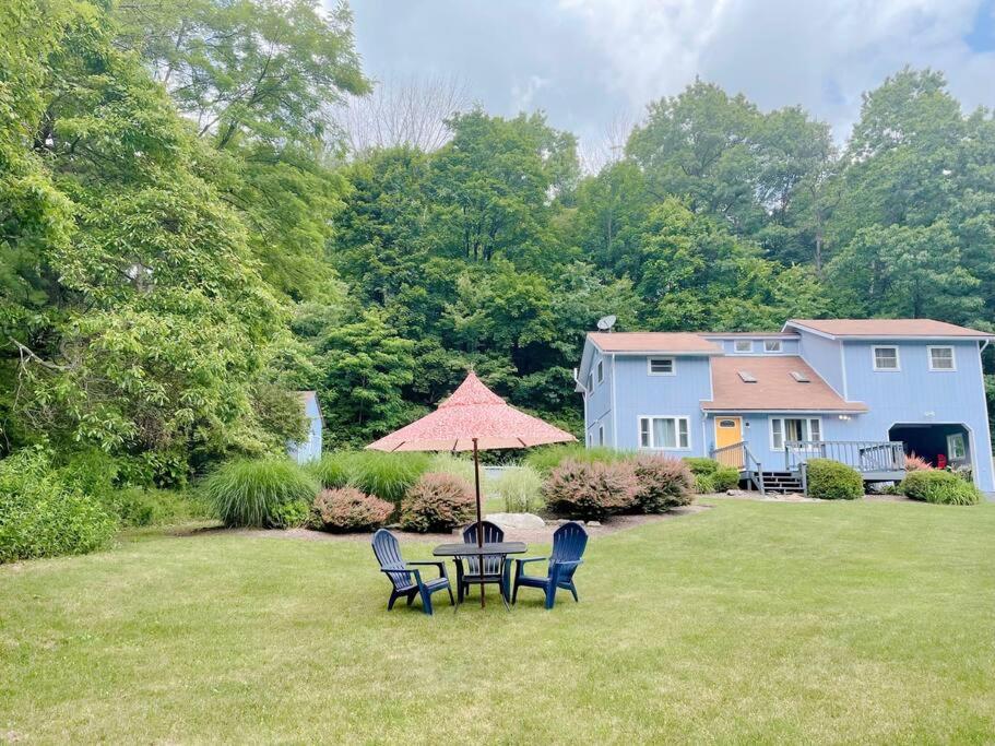 B&B Stroudsburg - Le Chalet Blue near Camelback Poconos, 6 Beds, Sleeps 10, Pool - Bed and Breakfast Stroudsburg