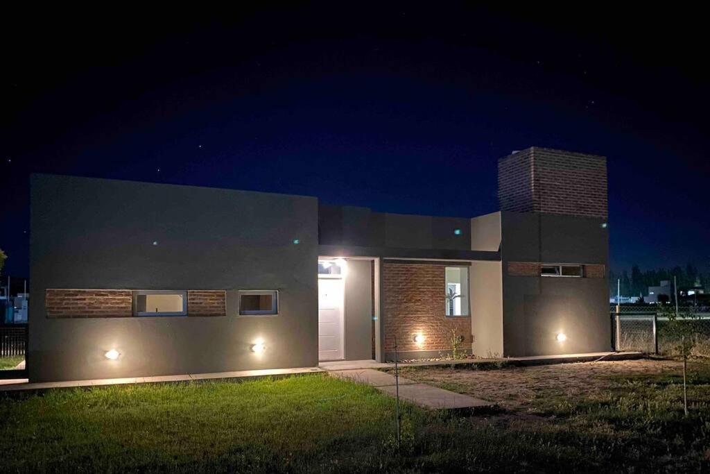 Casa con pileta y parrilla en barrio privado, 2 dormitorios - B&B General Roca