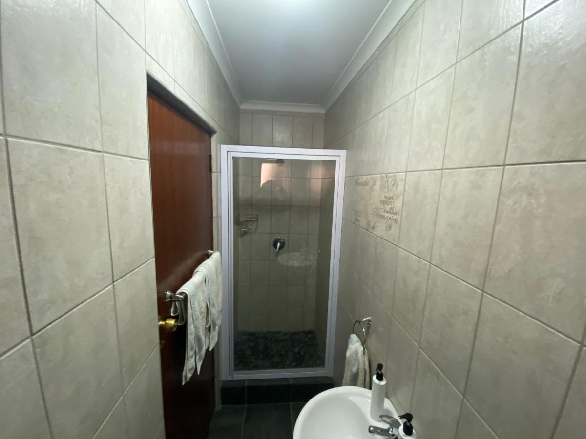 Habitación con cama grande