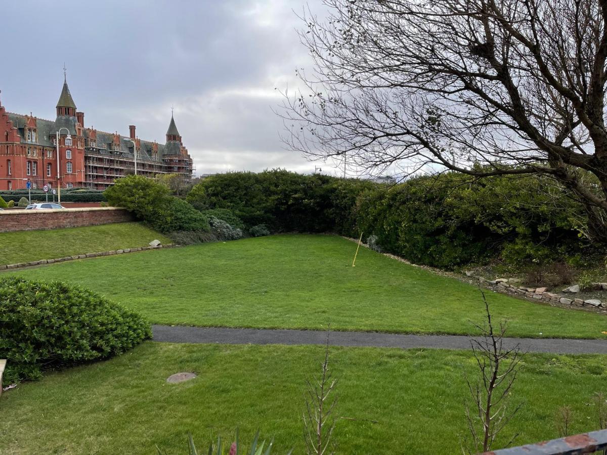 Avondale Apartment,2 bed lakeside on the Promenade, free parking & wifi - B&B Southport