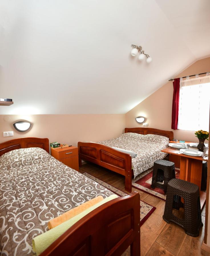 Tweepersoonskamer met 2 Aparte Bedden en Uitzicht op de Bergen